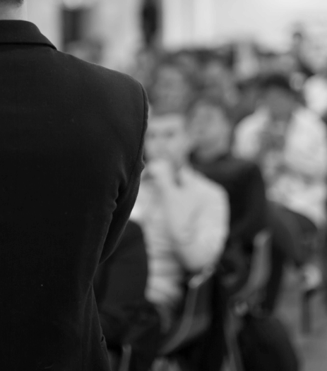 Workshop per dirigenti e imprenditori: relatore parla alla platea durante corso di public speaking e team building